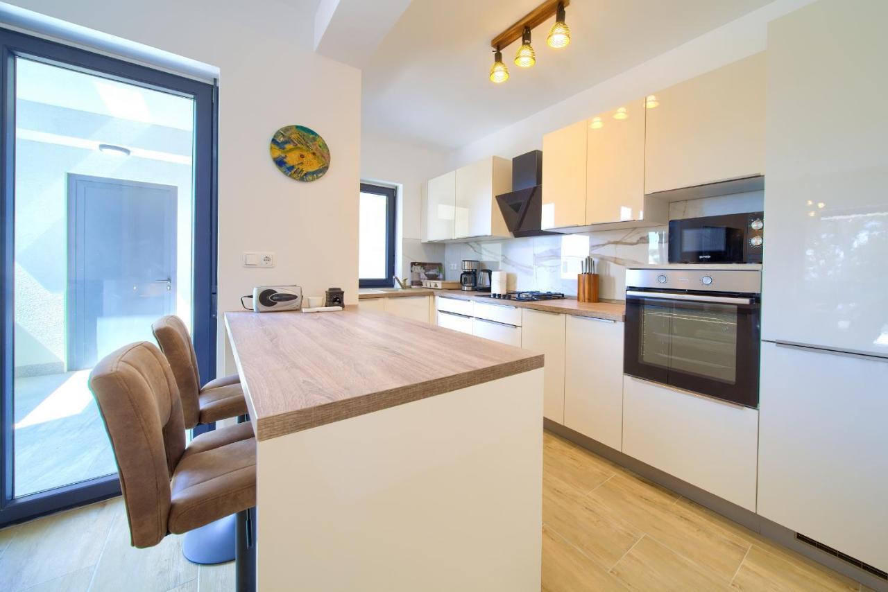 קרק Apartments Paola & Karla With Pool מראה חיצוני תמונה